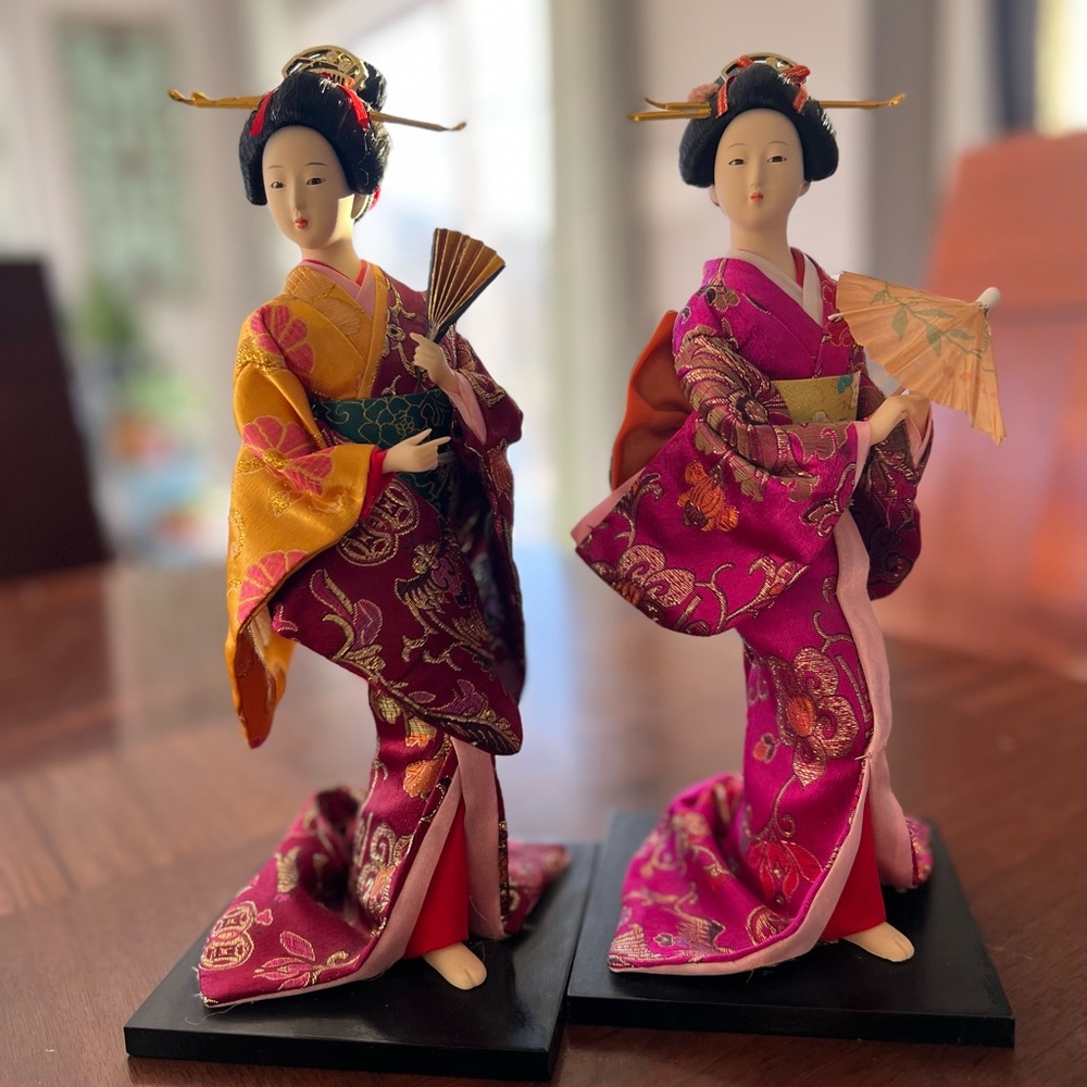Beautiful Japanese Doll in Kimono with umbrella - Picture 7 of 8